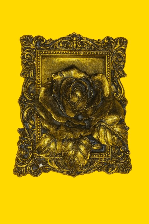 Ոսկեգույն վարդ ոսկեզոծ շրջանակի մեջ